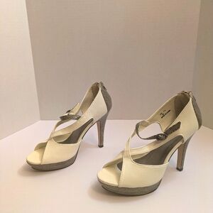 Elegant Shoedazzle Cream and Gray Women's Heels With Snakeskin Accents Size 7.5